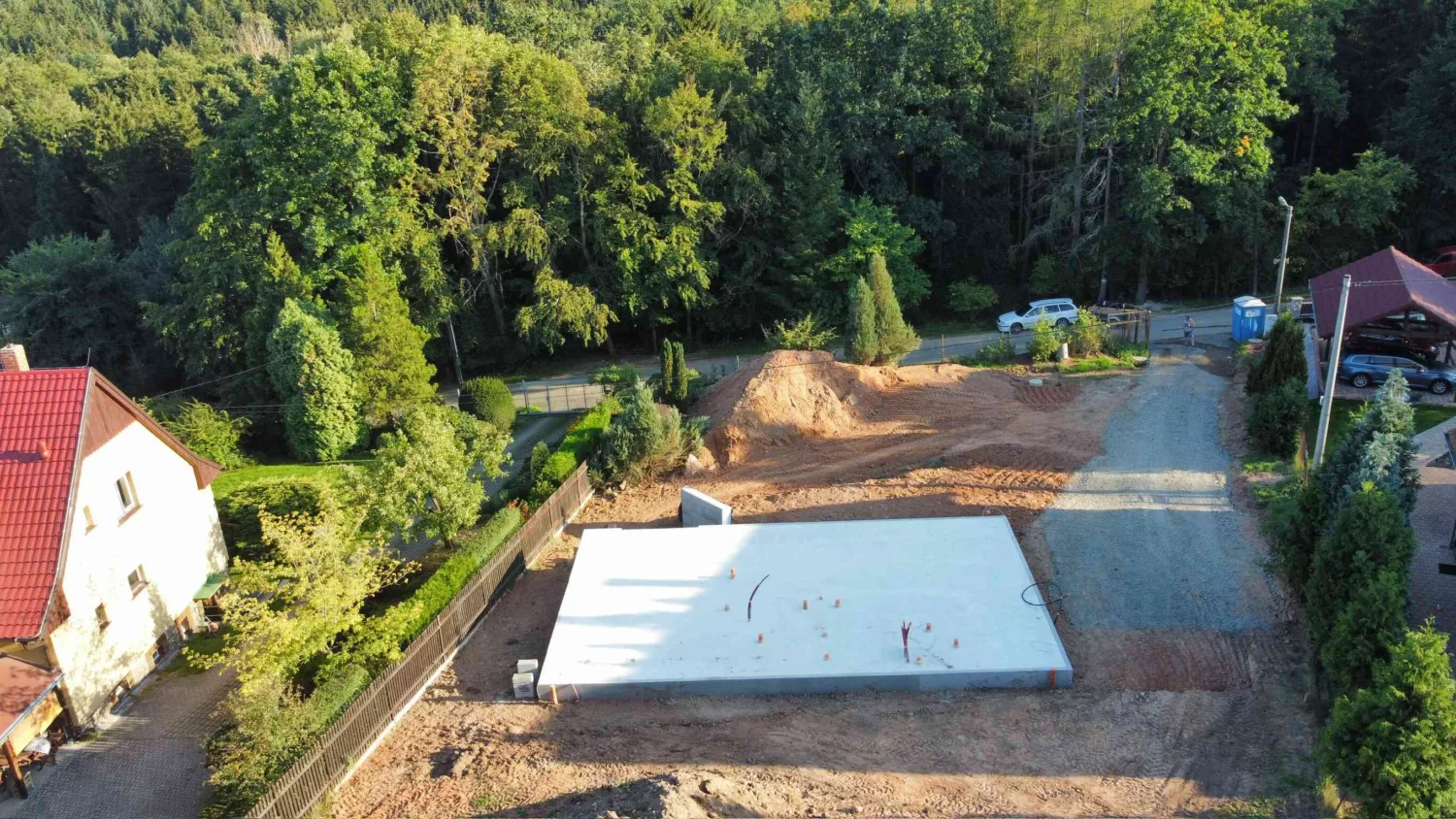 Realizace základové desky Plasy terénní úpravy do finální podoby zachyceno z dronu