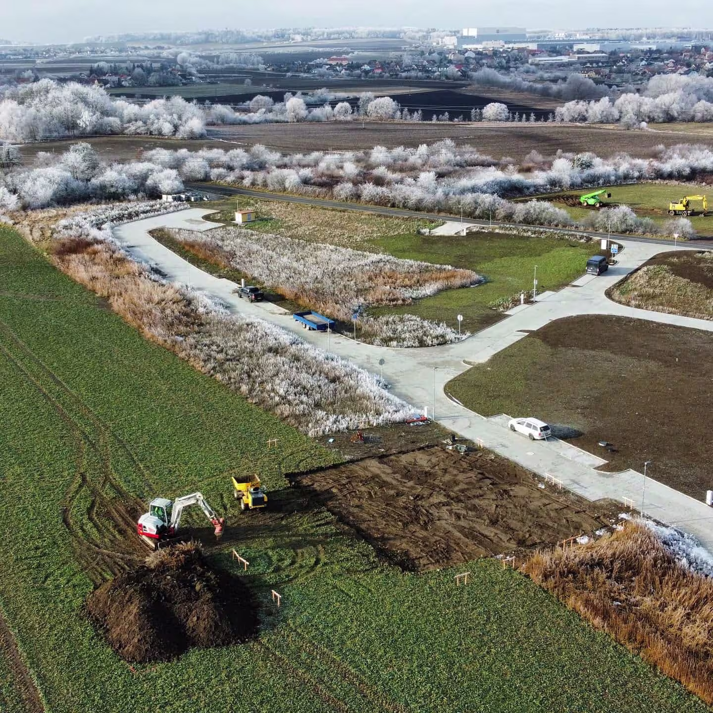 Zahájení zemních a výkopových prací pro základovou desku v Dolanech. Stavební technika od NNstavby připravuje pozemek pro stavbu.