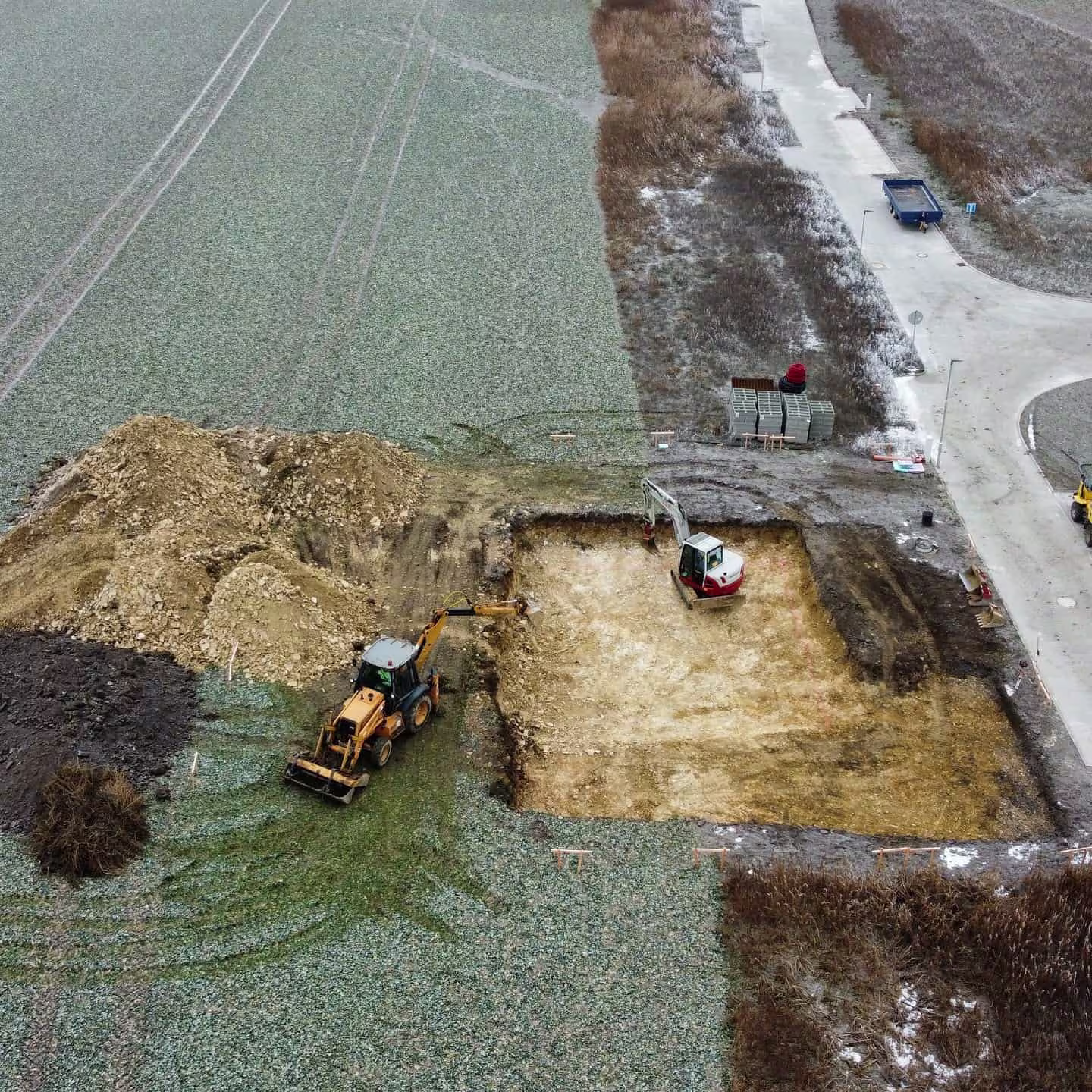 Letecký pohled na hotovou základovou jámu pro rodinný dům. Firma NNstavby provádí precizní zemní práce v Dolanech u Kladna.