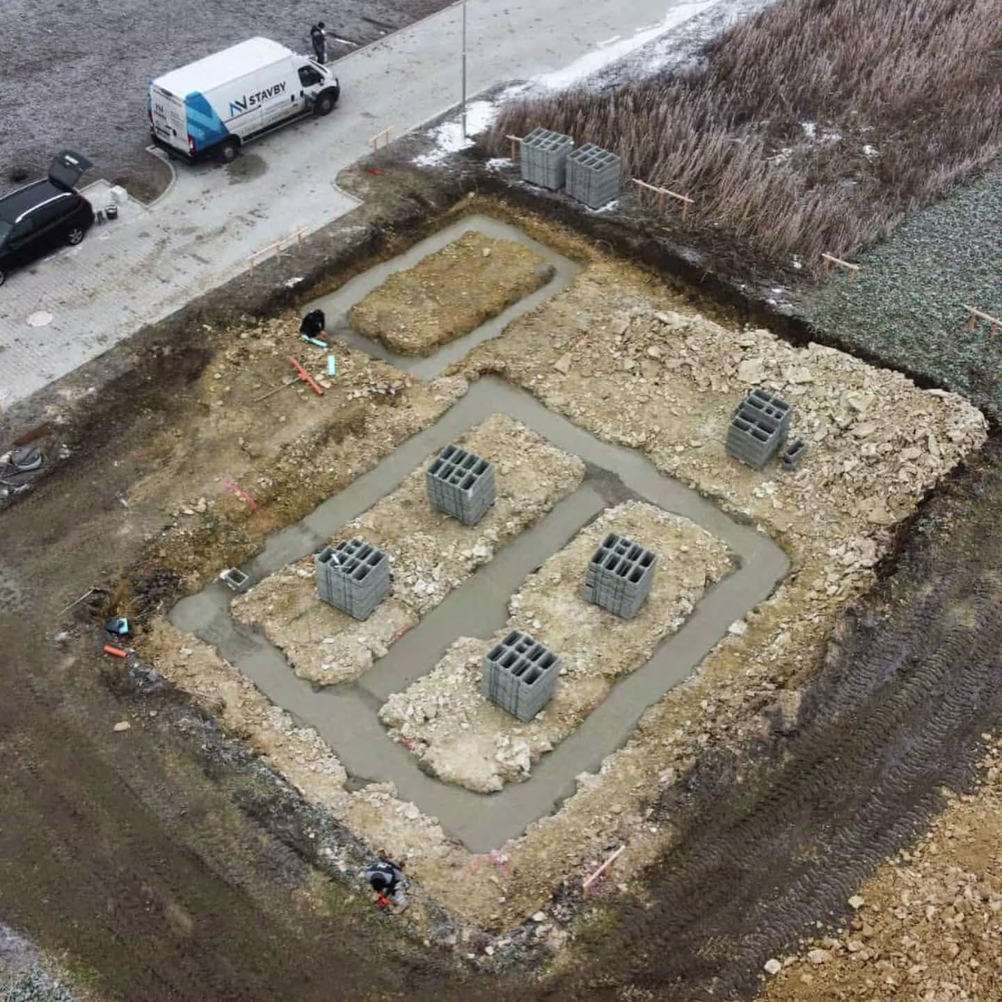 Realizace základových pasů a patek ze ztraceného bednění. Stavební firma NNstavby pečlivě připravuje základy stavby v Dolanech.