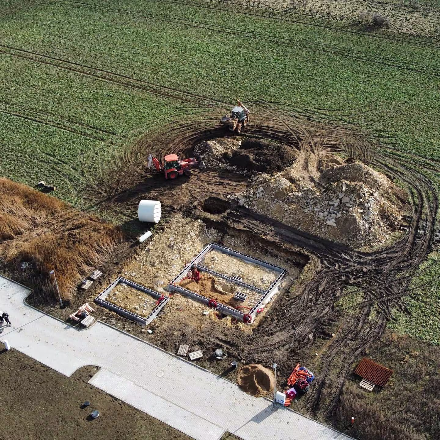 Příprava bednění a prostupů pro inženýrské sítě před betonáží základové desky. Realizace základů od NNstavby v Dolanech.