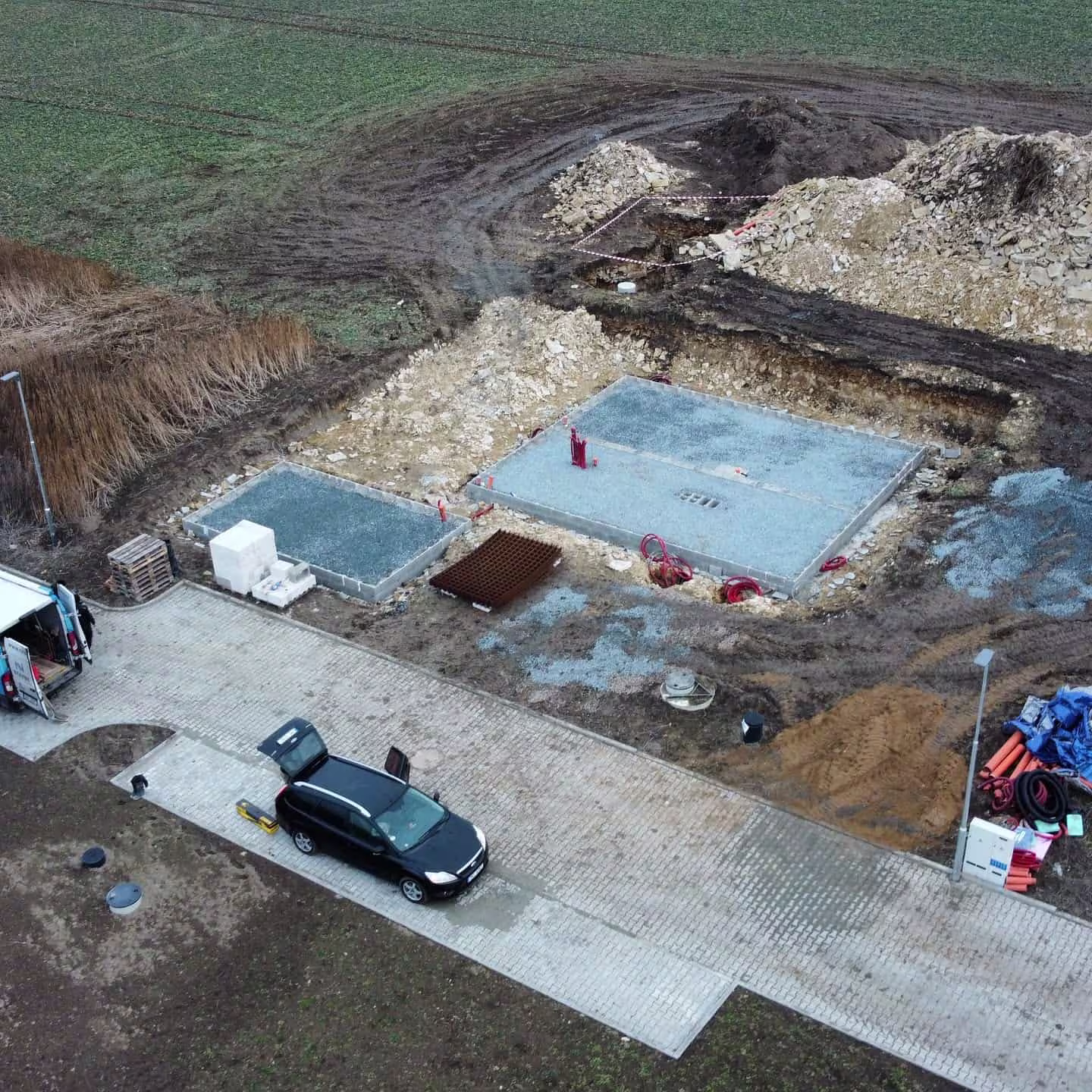 Příprava podkladních vrstev a štěrkového lože před vylitím základové desky. Profesionální realizace od NNstavby v Dolanech u Kladna.
