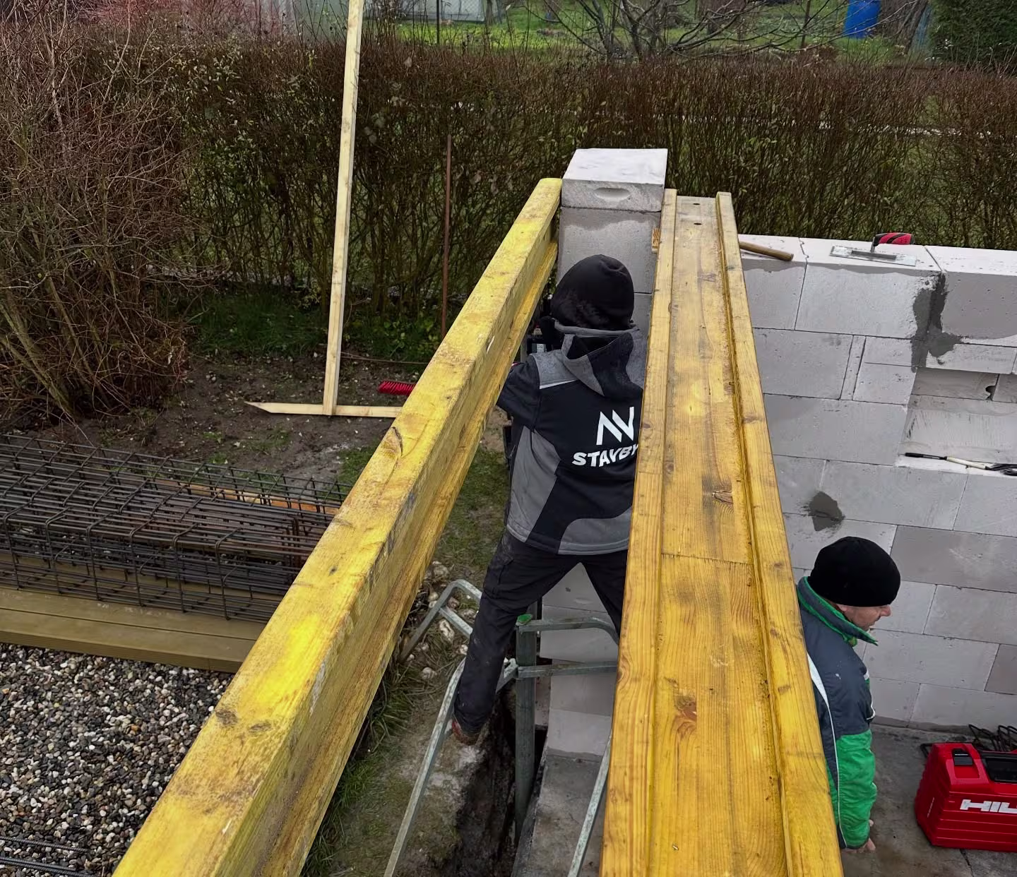 Zdění obvodových stěn wellness domku z pórobetonových tvárnic.