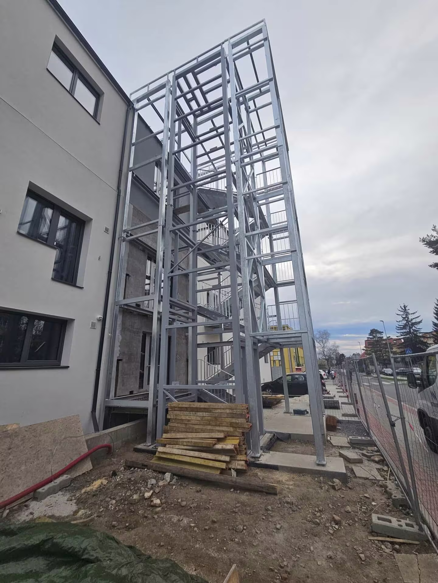 Probíhající montáž pozinkované ocelové konstrukce výtahu a přilehlého schodiště.