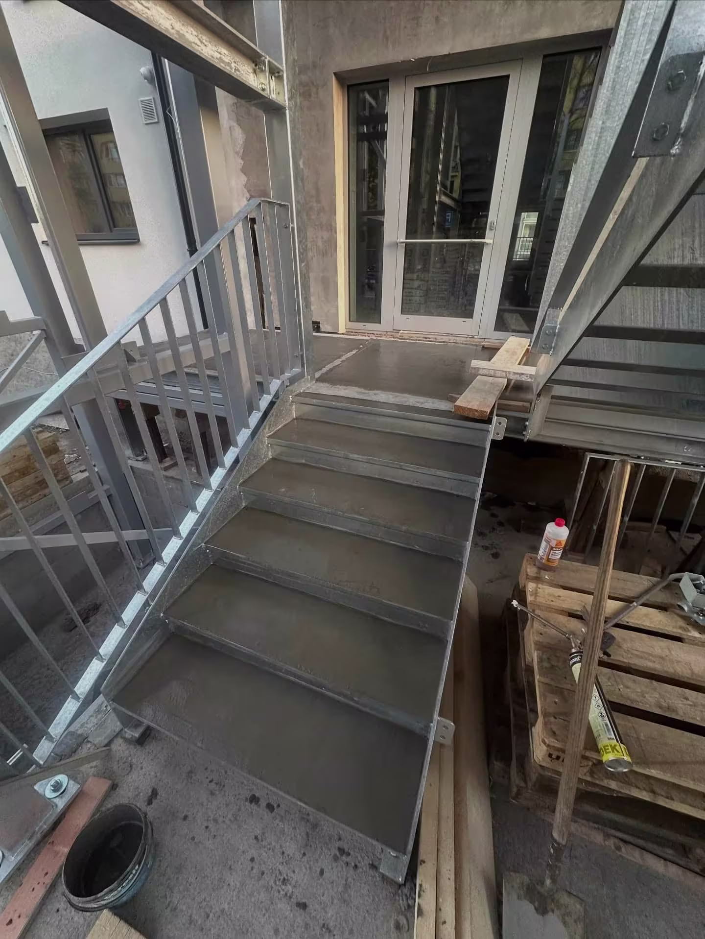 Realizace základů nové výtahové šachty v těsné blízkosti stávajícího schodiště domu.