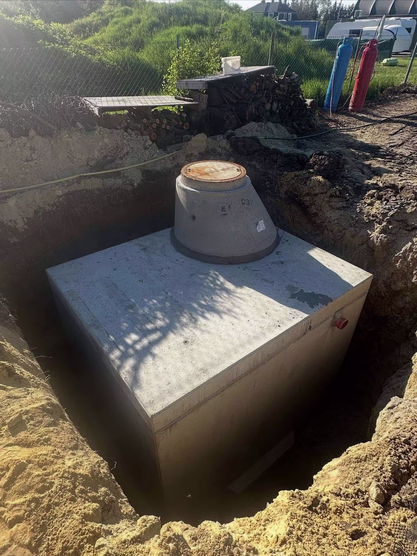 Betonová jímka 10 m3 usazená ve stavebním výkopu během realizace v pražských Čakovicích.