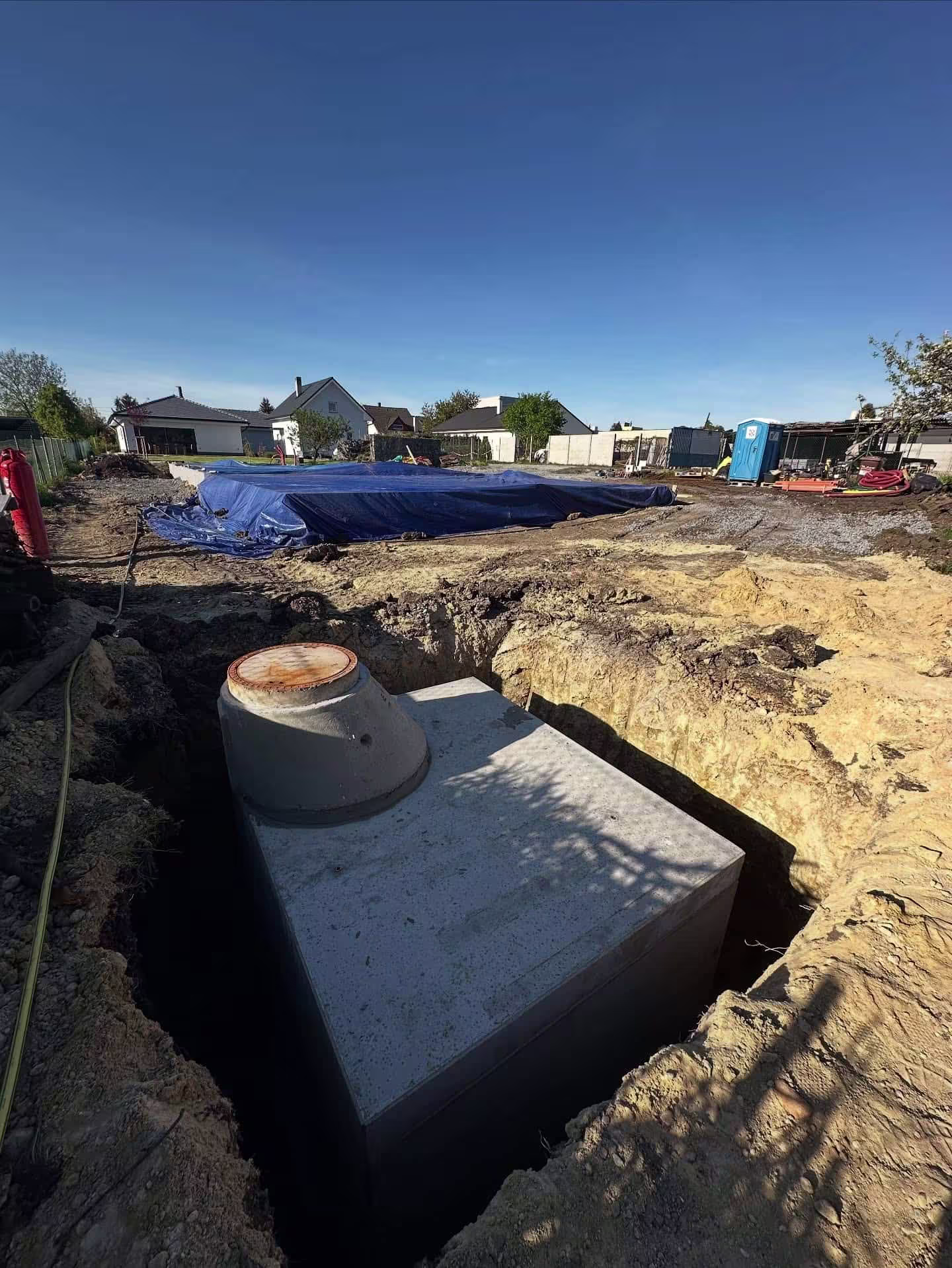 Betonová jímka je kompletně usazená v zemi a připravená k záhozu a finálním terénním úpravám.