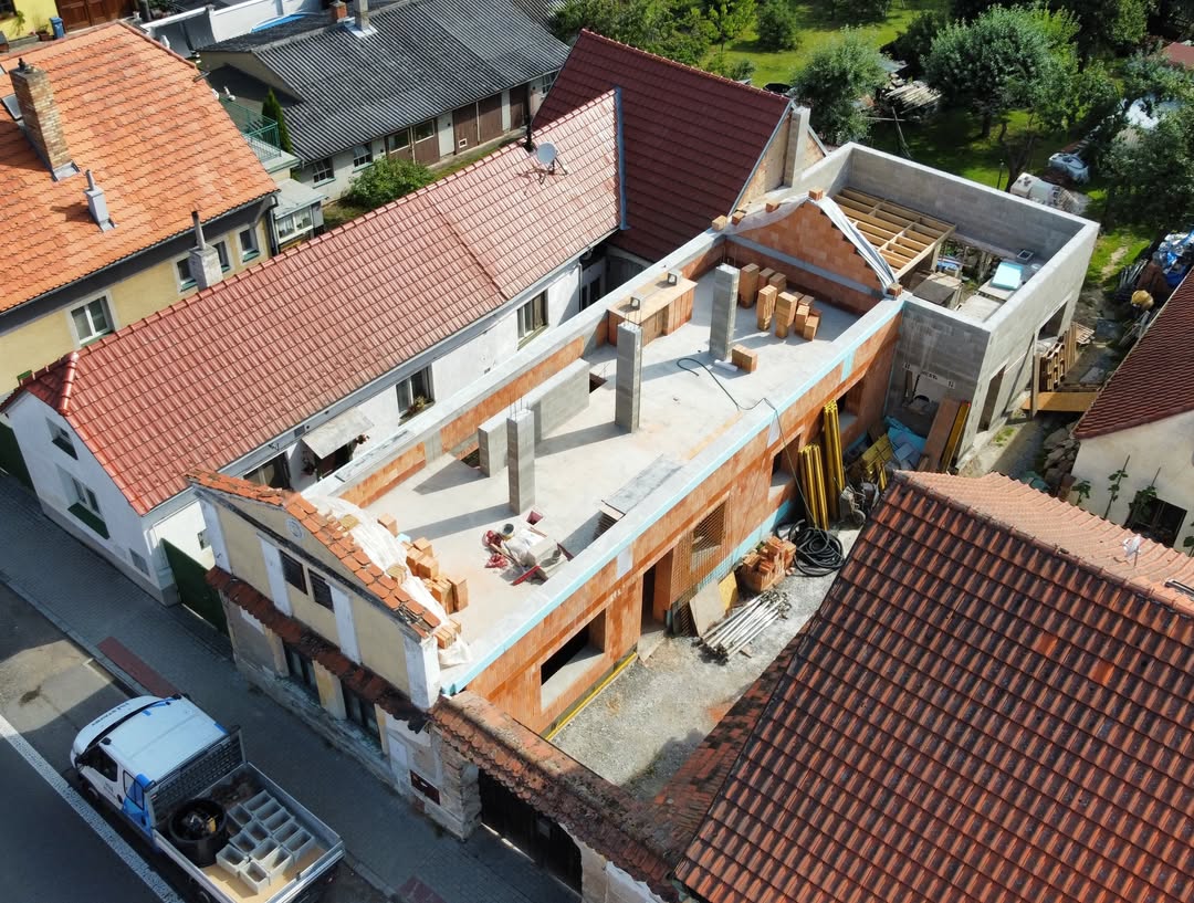 Moderní dvoupodlažní dům v Sedlici u Blatné respektující původní architekturu v režii nnstavby.