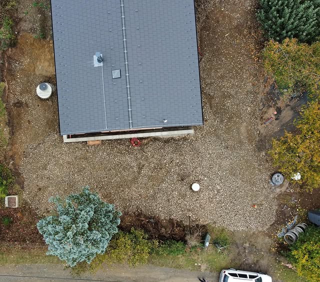 Letecký pohled na instalaci revizních šachet a úpravu terénu u domu v Březové-Olešku od firmy nnstavby.