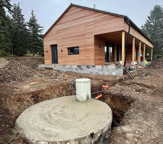 Dokončený betonový poklop retenční nádrže u moderní dřevostavby v Březové-Olešku od firmy nnstavby.