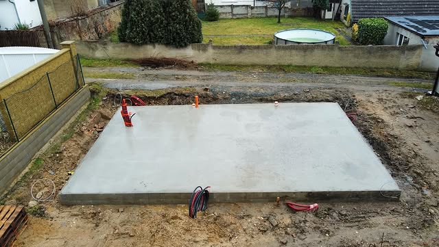 Pohled z výšky na dokončenou základovou desku 70 m2 pro rodinný dům v Brodcích realizovanou firmou nnstavby.