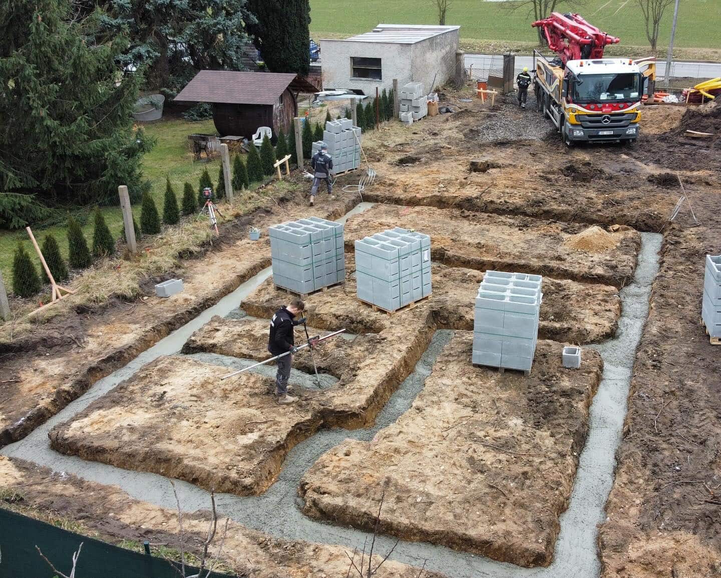 Letecký pohled na základové pasy a ztracené bednění pro rodinný dům v Čelákovicích od firmy nnstavby.