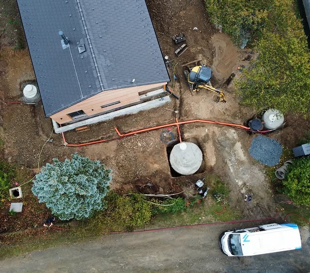 Rozvody ležaté splaškové a dešťové kanalizace kolem novostavby v Březové-Olešku realizované nnstavby.