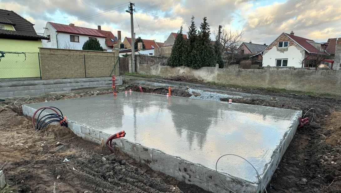 Detailní pohled na vyhlazený povrch čerstvé betonové základové desky o ploše 70 m2 v Brodcích od nnstavby.