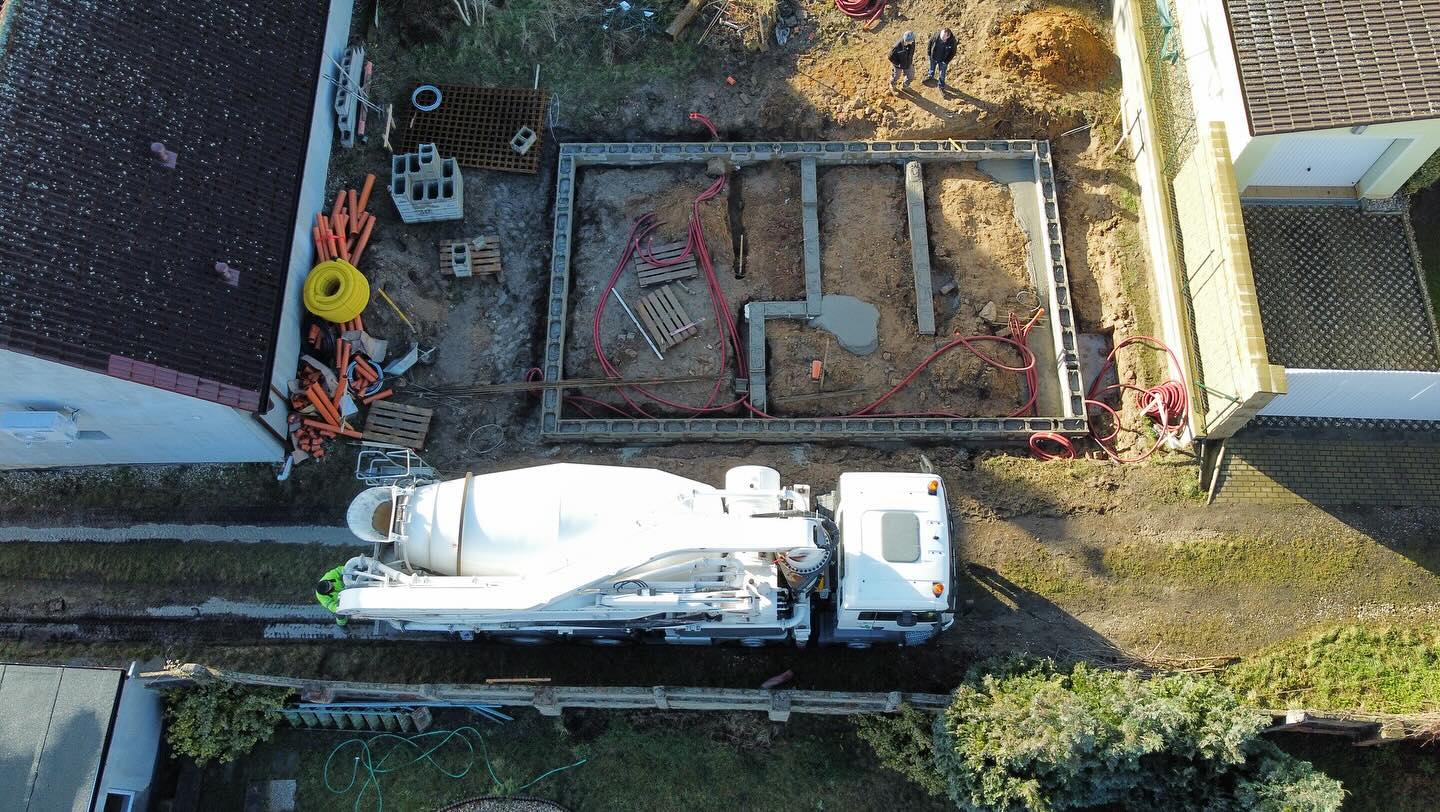 Betonáž základové desky pomocí autodomíchávače na staveništi v Brodcích pod odborným dohledem nnstavby.