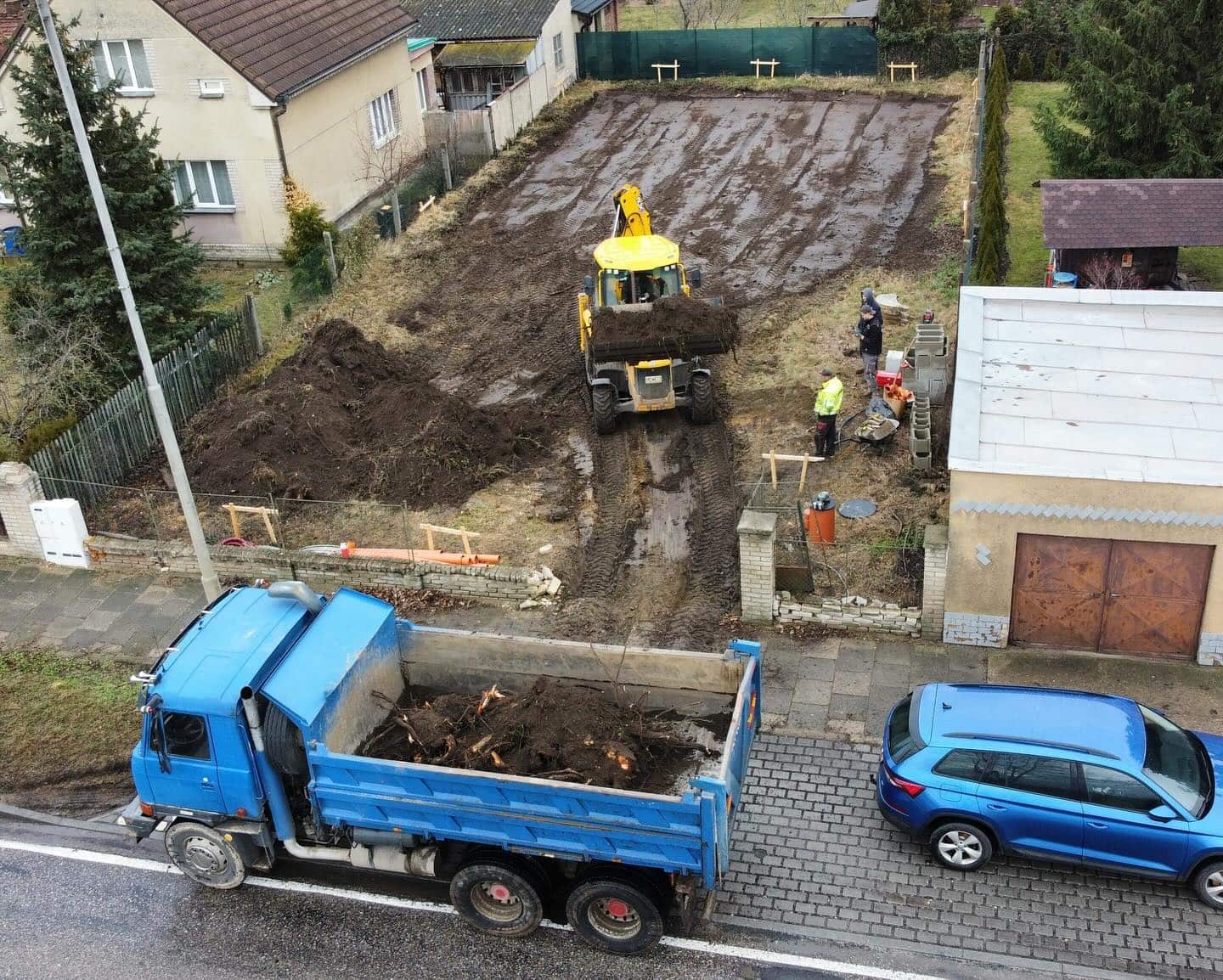 Odvoz přebytečné zeminy nákladním autem při stavbě základové desky v Čelákovicích od firmy nnstavby.