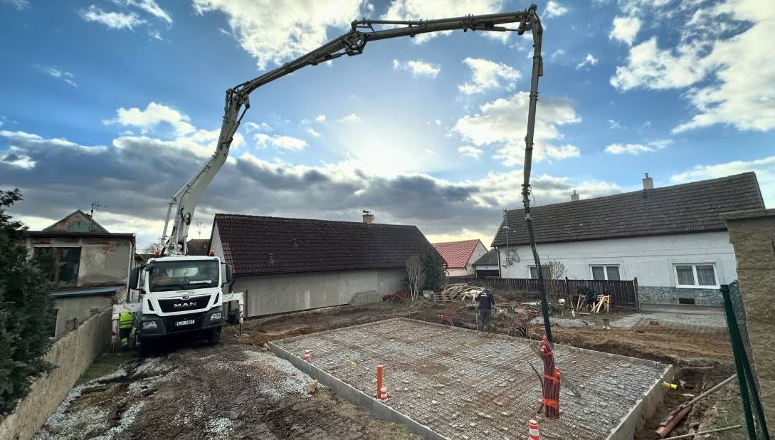 Práce s ramenem čerpadla betonu při realizaci základové desky pro rodinný dům v Brodcích od firmy nnstavby.