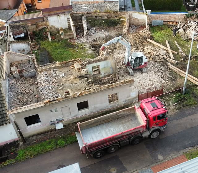 Demolice původních objektů a odvoz suti nákladním automobilem v Praze Třeboradicích od firmy nnstavby.