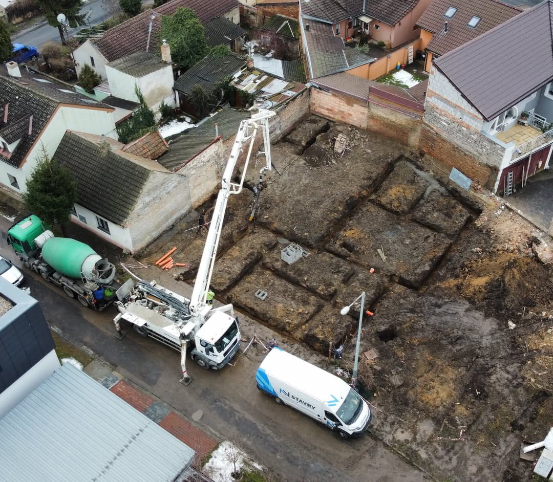 Stavební technika a čerpadlo na beton během zakládání nové stavby v Třeboradicích od nnstavby.