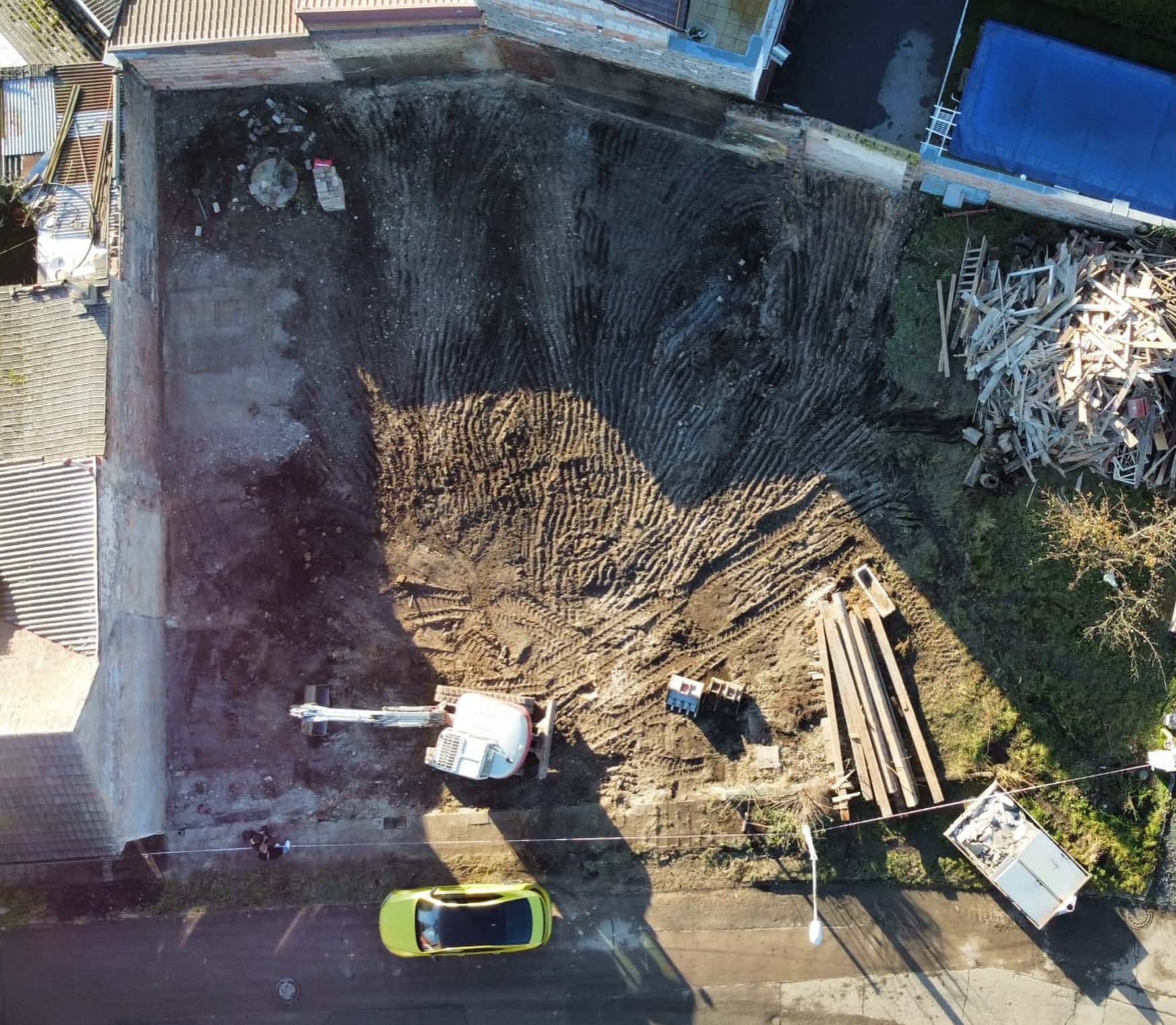 Příprava pozemku a zemní práce rypadlem po demolici pro novou stavbu v Třeboradicích od nnstavby.
