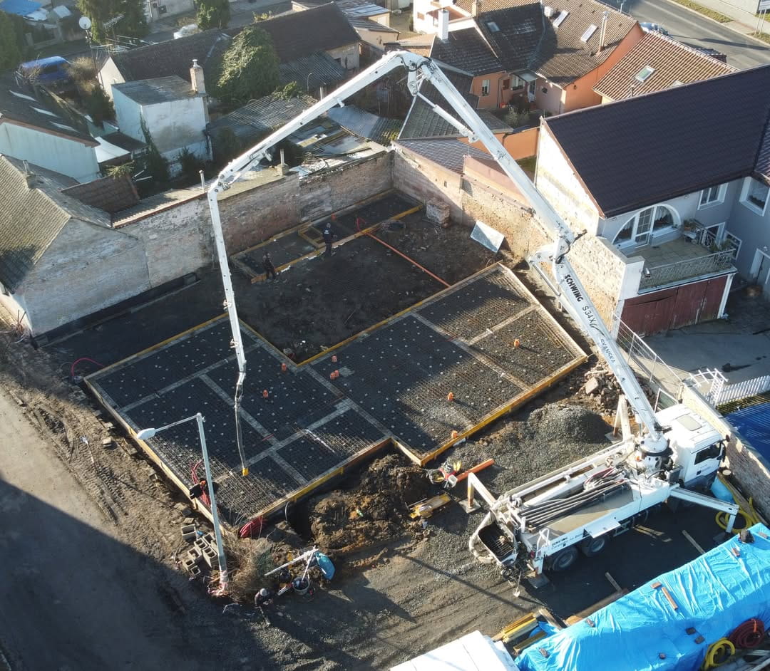 Příprava na betonáž základů s využitím čerpadla u nové stavby v Praze Třeboradicích od nnstavby.