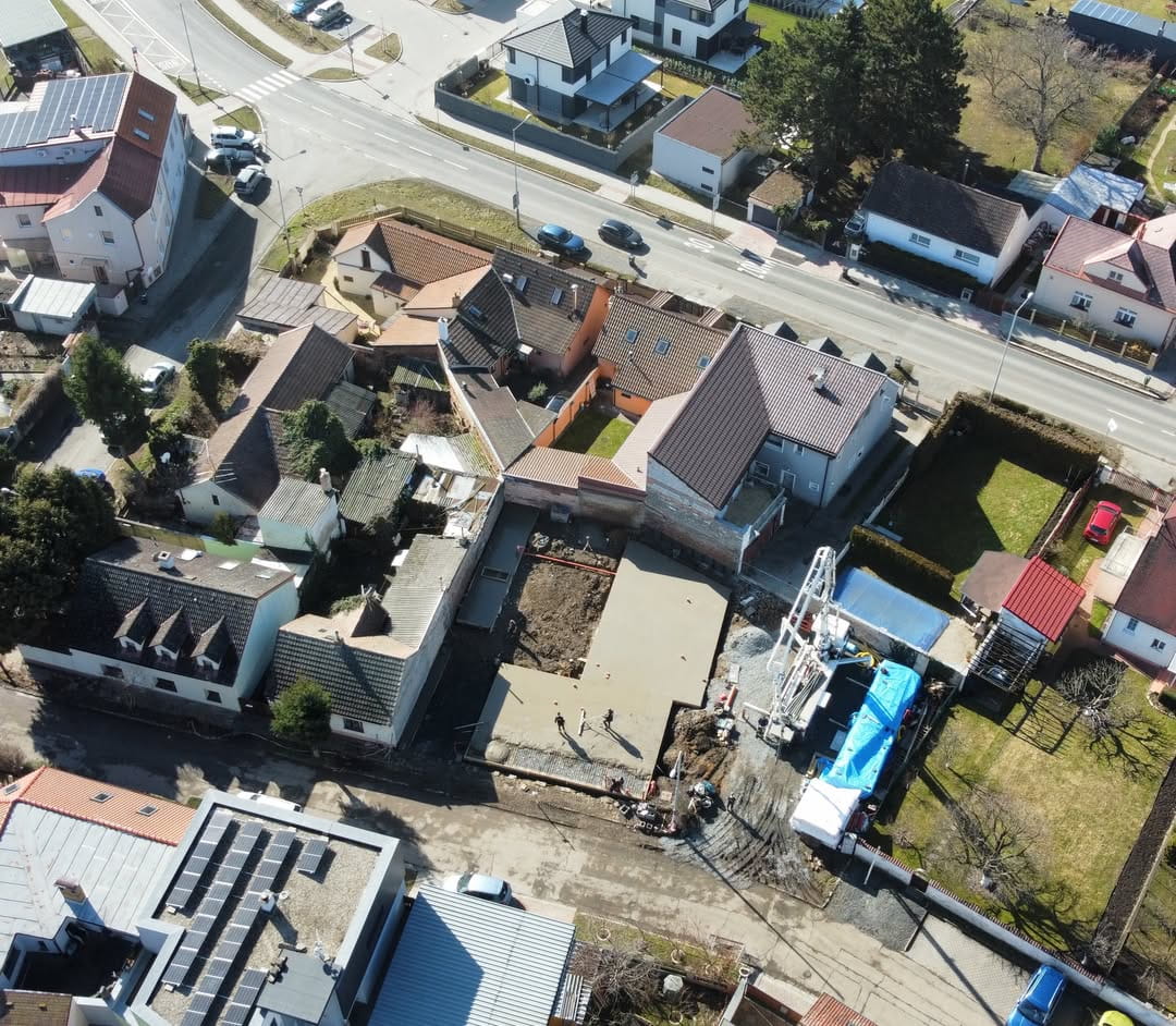 Letecký pohled na staveniště a nasazení betonového čerpadla v Praze Třeboradicích od nnstavby.