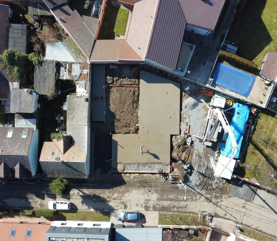 Průběh betonáže rozlehlé základové desky pro dům v Praze Třeboradicích pod vedením nnstavby.