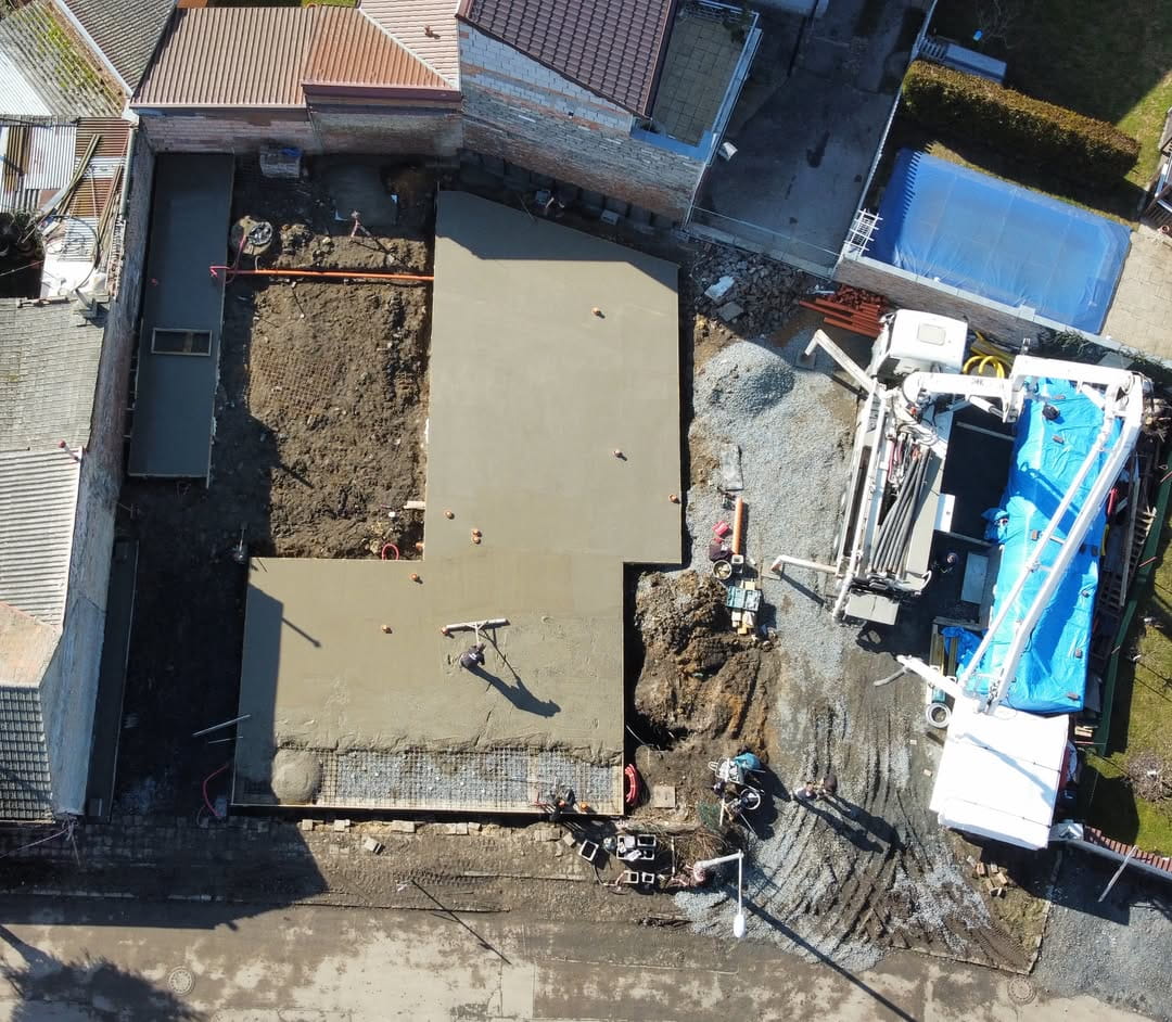 Dokončování betonáže základové desky o ploše 200 m2 v pražských Třeboradicích týmem firmy nnstavby.